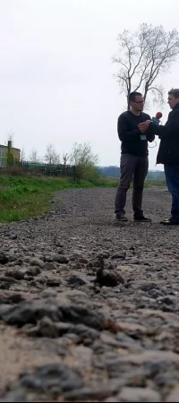 Roman Rezmerowski w rozmowie z reporterem Radia Gdańsk na drodze w Zajączkowie, gdzie według raportu wysypano 100 ton kruszywa