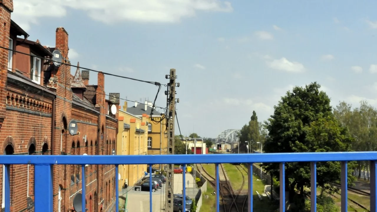 Wyskoczył z pociągu, bo "zrezygnował z dalszej jazdy". Z przebitą nerką trafił do szpitala