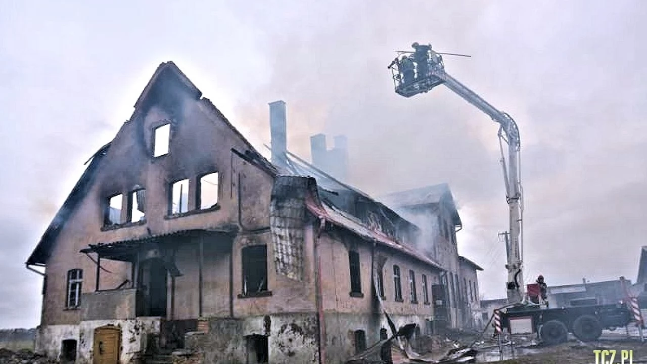 Olbrzymi pożar w Swarożynie. Płonie stara gorzelnia