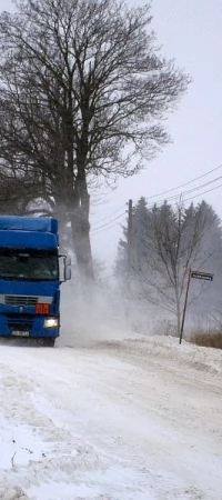 Sytuację utrudnia śnieg nawiewany z pól