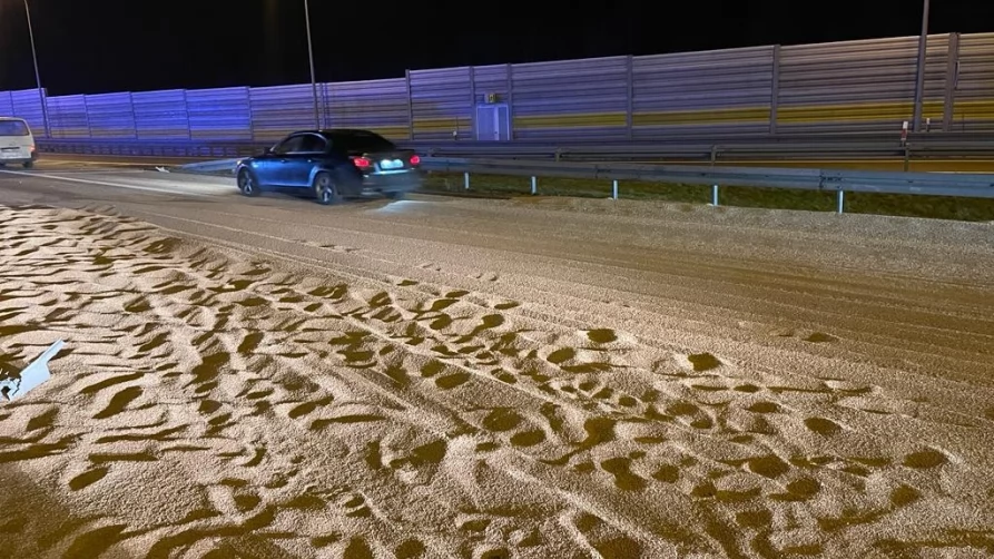 Na A1 przewróciła się ciężarówka ze zbożem