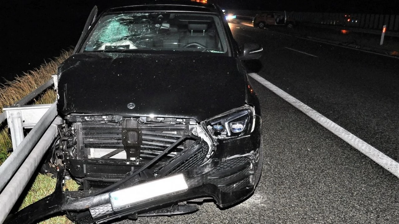 Policjanci ustalają okoliczności wypadku na A1