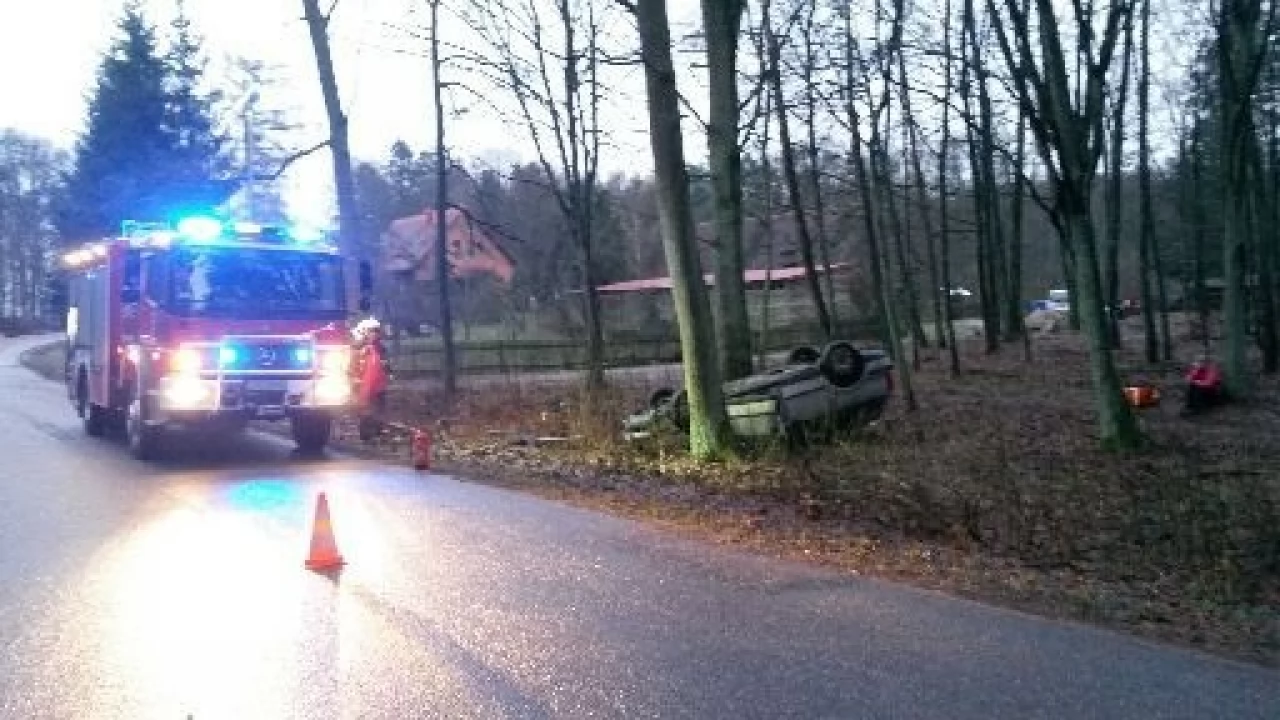 Passat dachował i wpadł do rowu