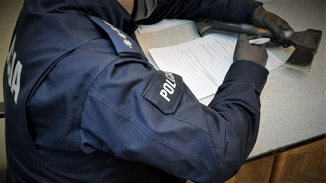 18-latek uzbrojony w siekierę wtargnął do lokalu i zażądał pieniędzy