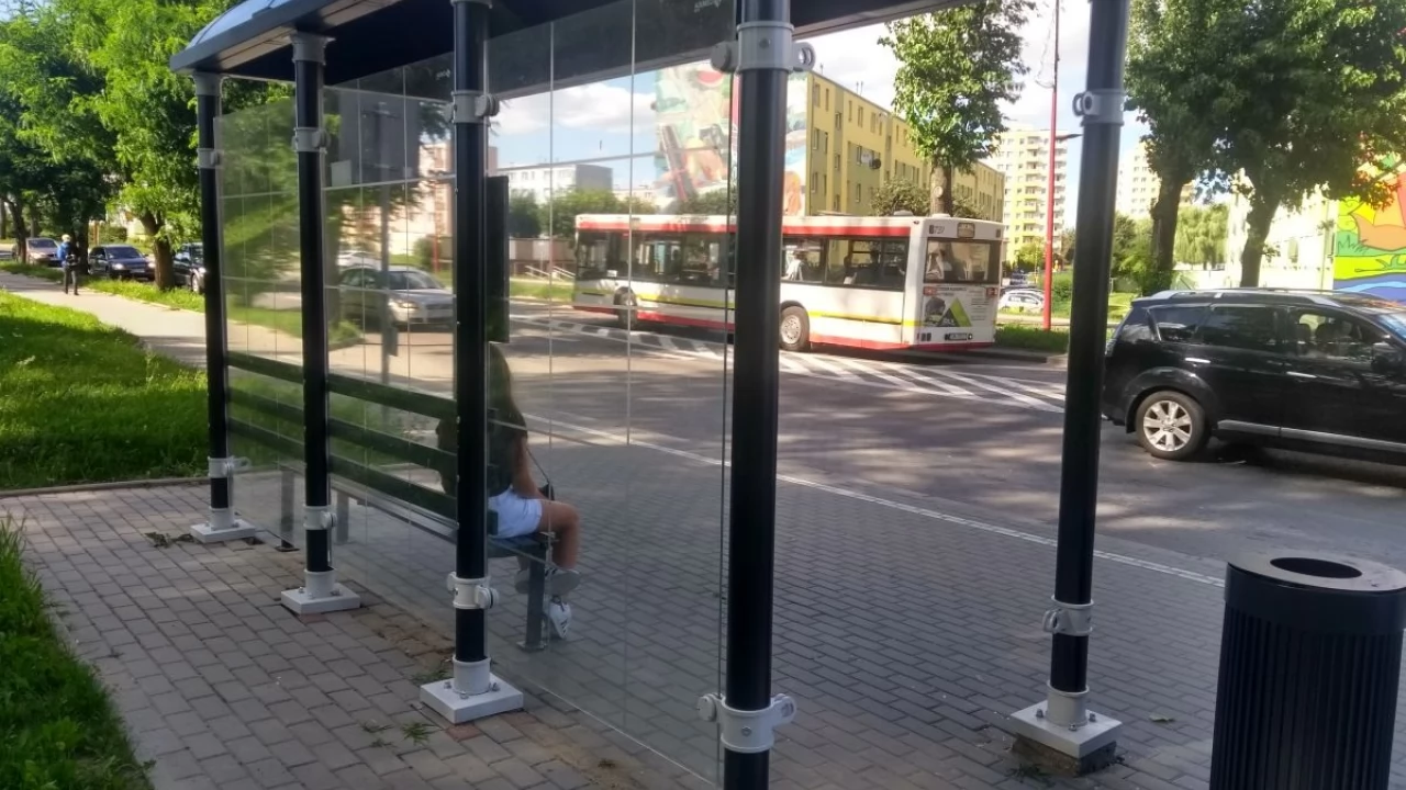 Kolejny "popis" wandali - ktoś zniszczył wiatę przystankową