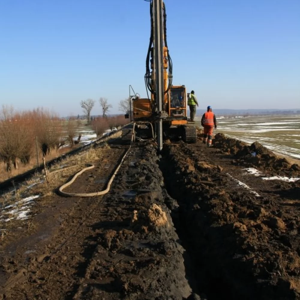 Umacniają wały w ramach Programu Żuławskiego 2030