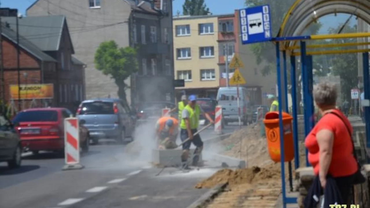 Trwa wymiana chodnika w ciągu ul. Wojska Polskiego