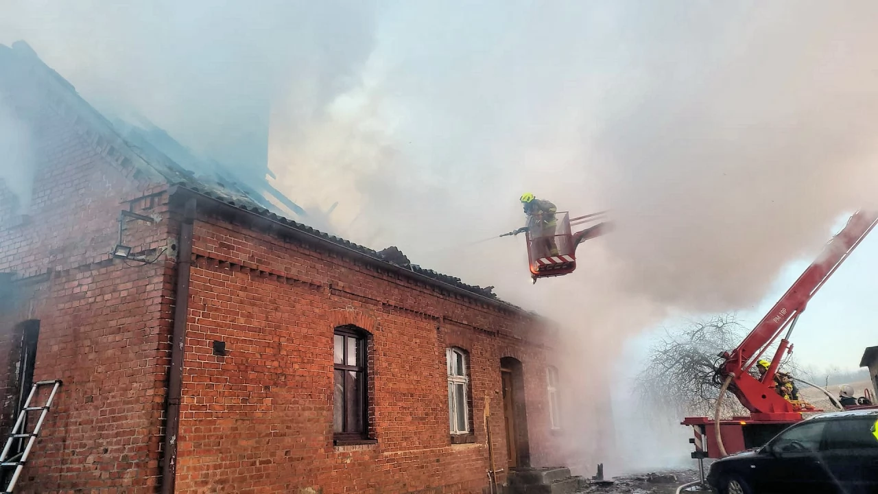 Dziesięć zastępów straży gasi pożar w Tymawie