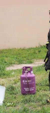 Strażak przy zgłoszeniu związanym z ulatniającym się gazem
