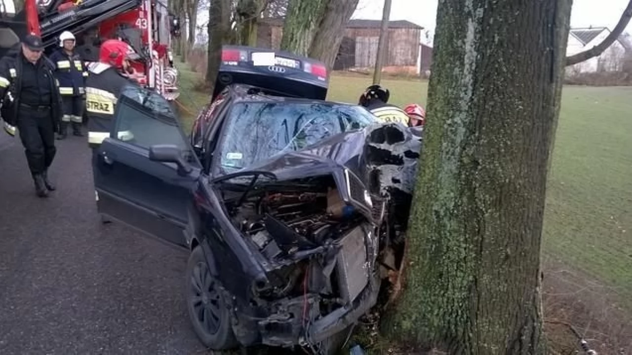Poważny wypadek osobówki - autem podróżowała kobieta z dzieckiem