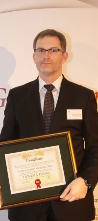 Sebastian Gałka (dyrektor zarządzający) z nagrodą