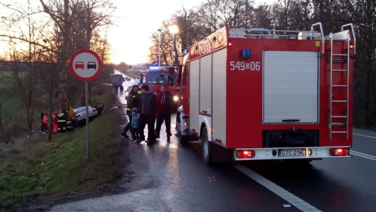 Zablokowana DK91 po wypadkach. Bus w rowie, kierowca uwięziony w osobowym aucie