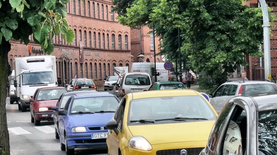W godzinach szczytu w tym miejscu ruch gęstnieje