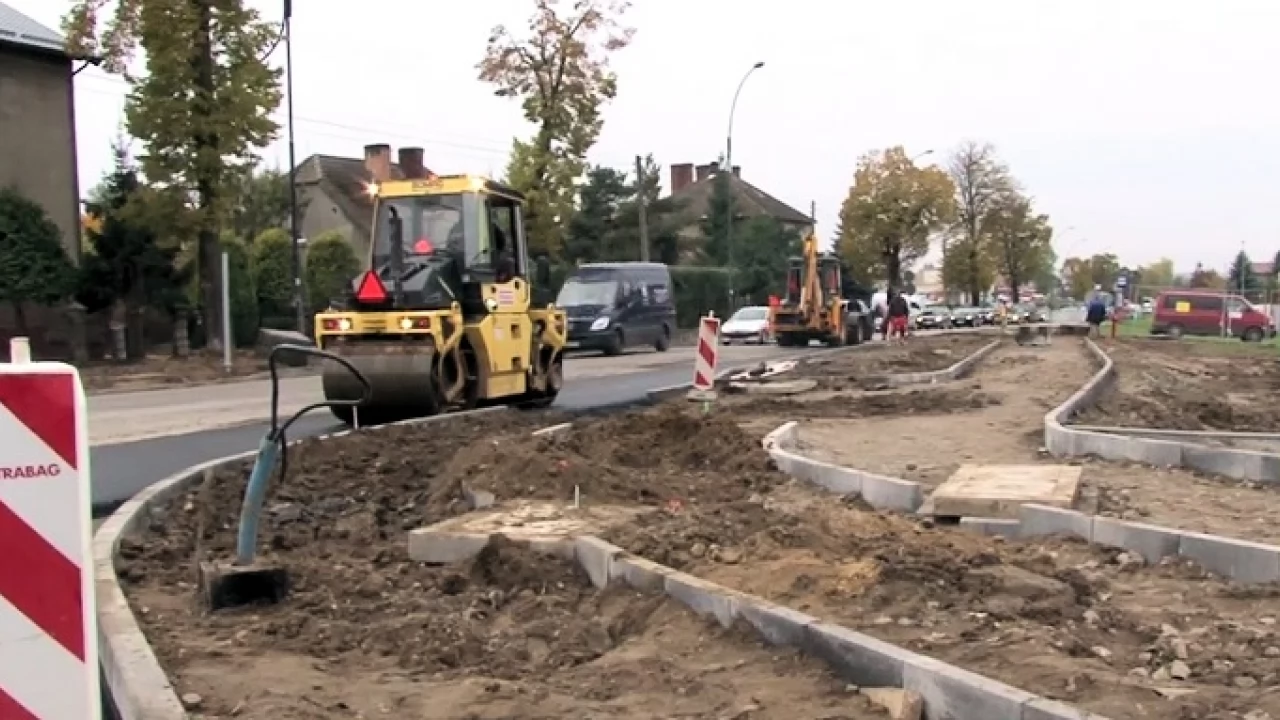 Trwa wykładanie warstw ścieralnych na skrzyżowaniu al. Kociewskiej z Jagiellońską