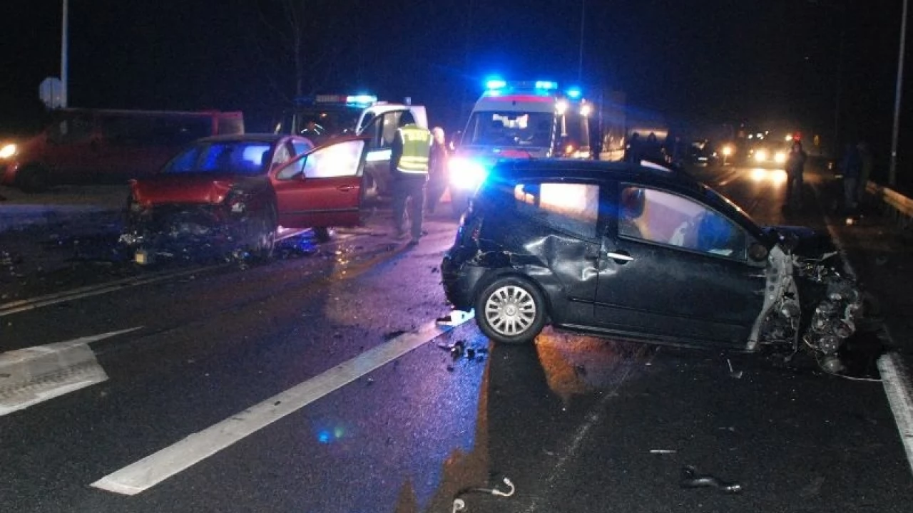 Knybawa. Stracił panowanie nad pojazdem i zderzył się z innym autem