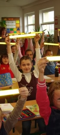 Warto zaopatrzyć maluchy w takie odblaskowe opaski