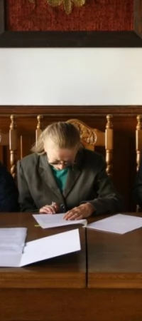 Strony podczas podpisania umowy