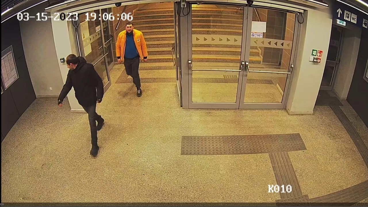 Z dworcowej damskiej toalety zniknęła suszarka. Ci panowie mogą mieć z tym związek