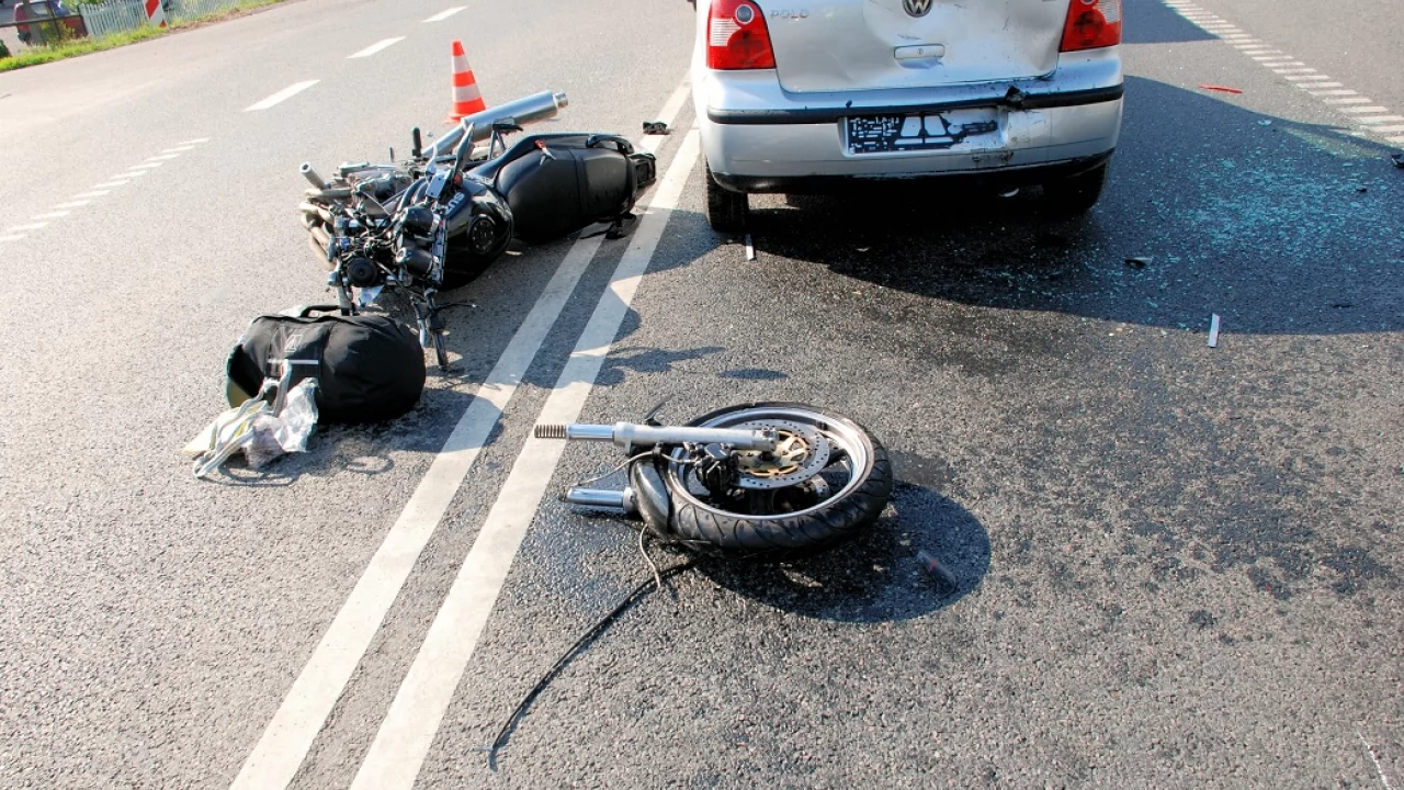Wypadek drogowy z udziałem motocyklisty