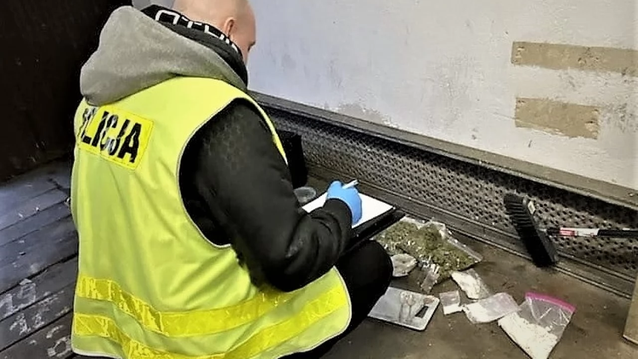 Amfetamina i marihuana w garażu. 25-latkowi grozi 10 lat więzienia za znaczną ilość narkotyków