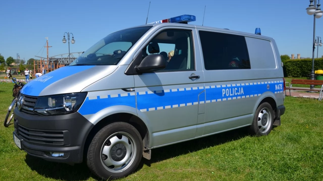 W tym volkswagenie bez problemu będzie podróżować dwóch zatrzymanych