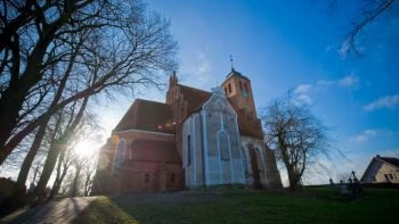 Zwiedzanie piaseckiego sanktuarium z telefonem w ręku