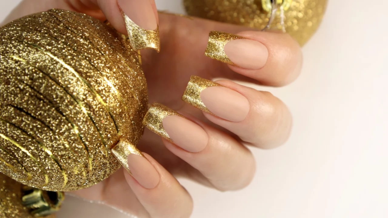 Modny manicure z Palu - złoto i czerń w eleganckim wydaniu