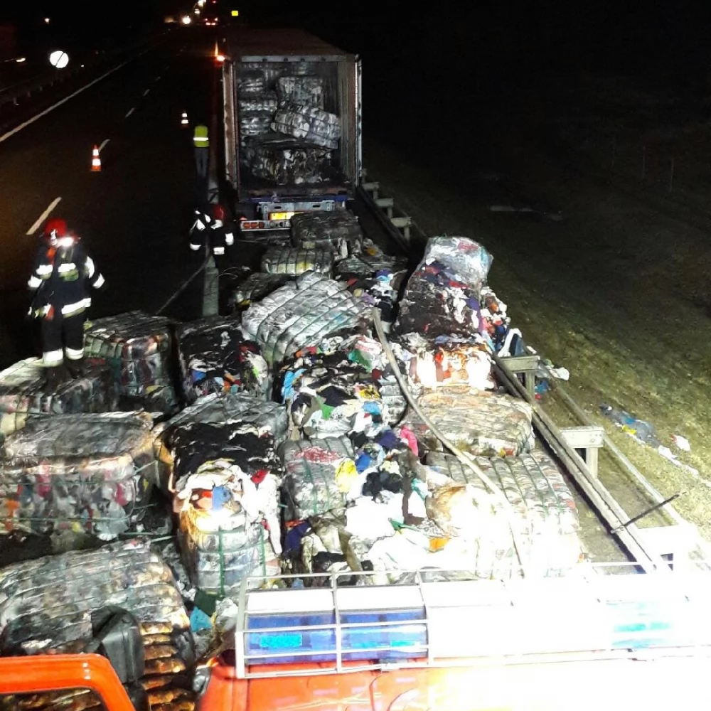 Akcja gaśnicza na A1. Płoną bele z odzieżą używaną