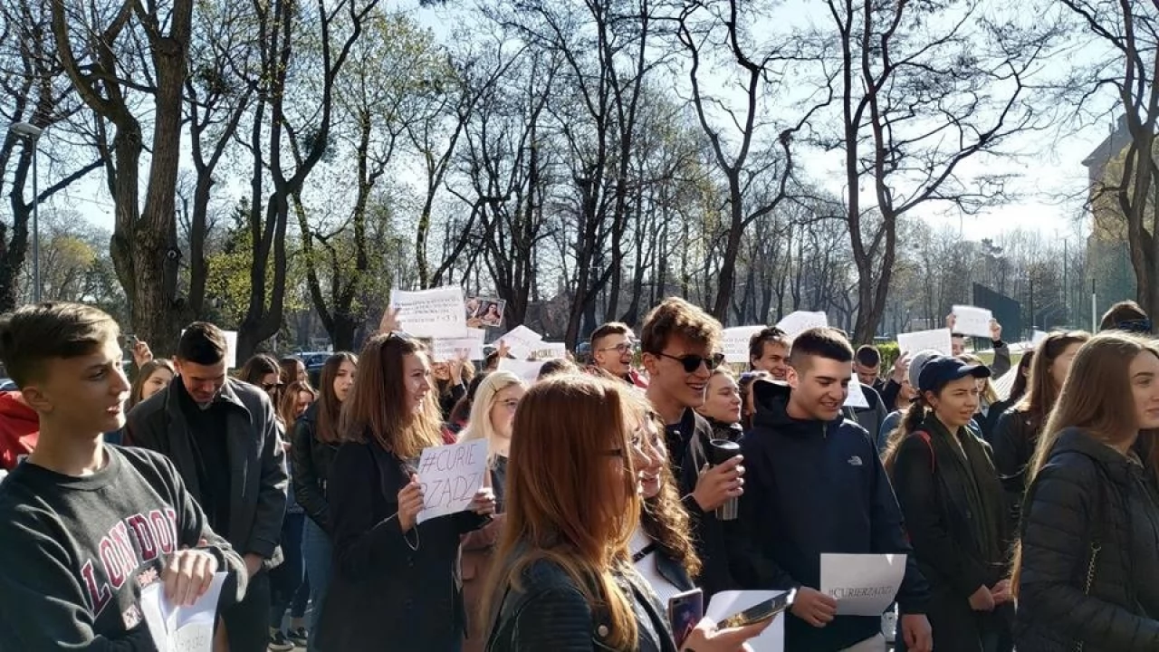 Spontaniczna akcja licealistów. "Nie przyszliśmy powiedzieć, że jesteśmy ZA, ale zmienić atmosferę, złożyć życzenia"
