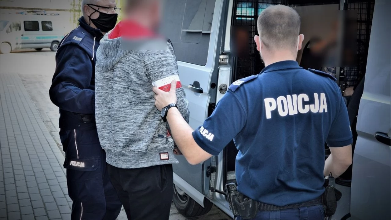 Policjanci zatrzymali ściganego 2 nakazami. Za uchylanie się od alimentów trafi na ponad rok za kraty