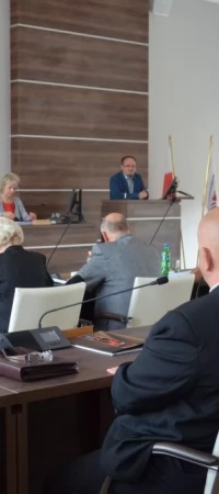 Radny Zbigniew Urban podczas miejskiej sesji