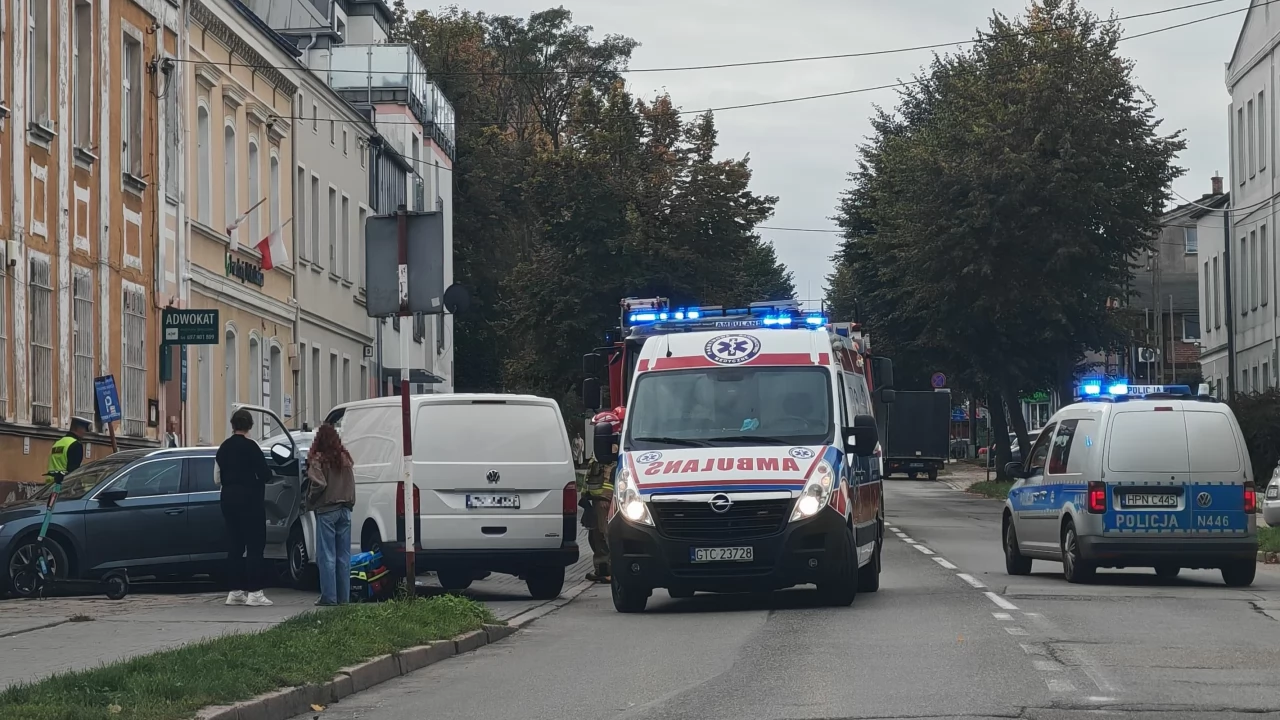Nagle zjechał i uderzył w zaparkowane auta