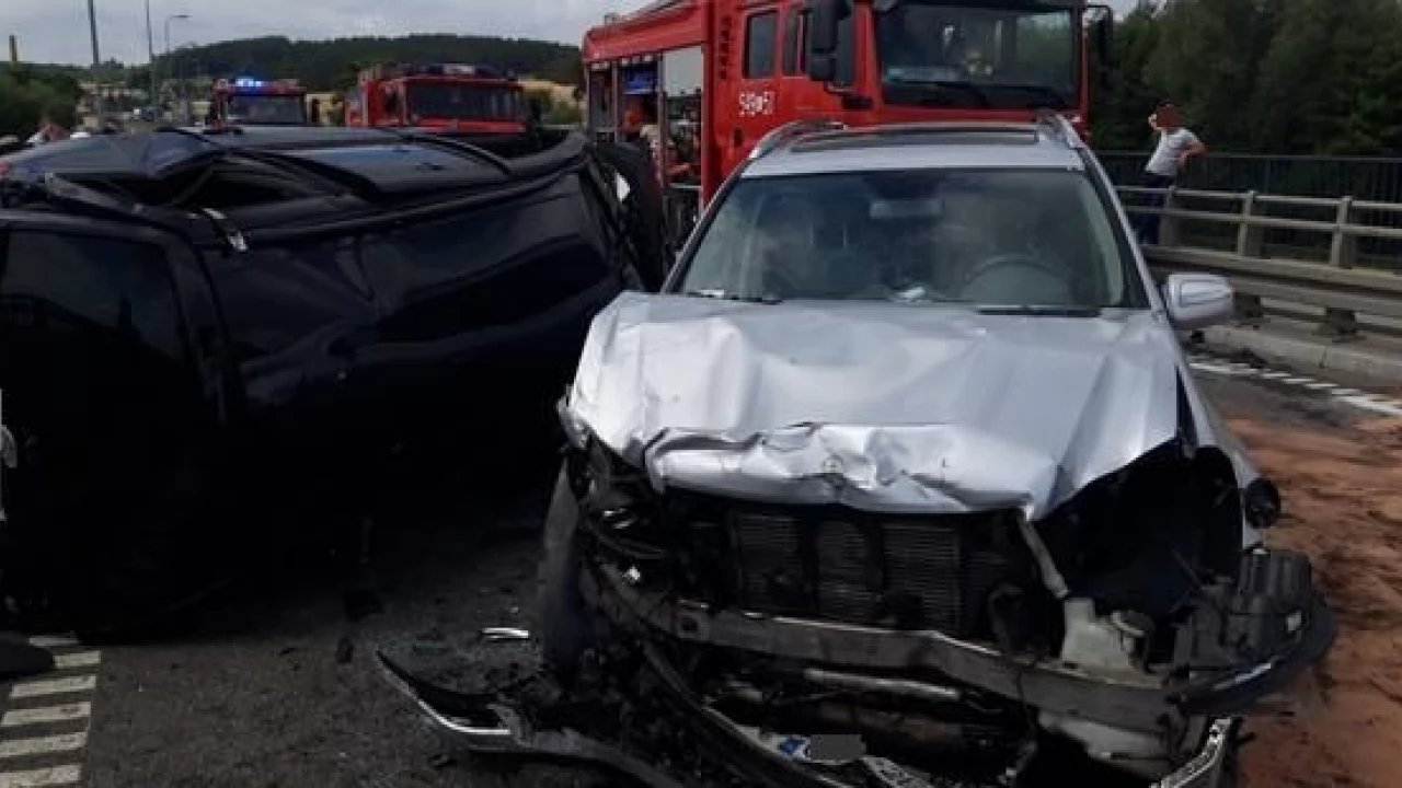 Droga krajowa nr 90 zablokowana po zderzeniu trzech samochodów