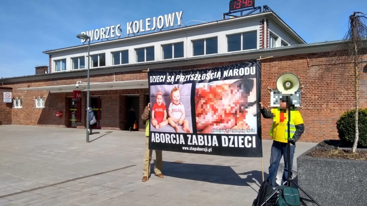 Drastyczny billboard z porozrywanymi płodami przed dworcem. "Byłam w szoku, że nikt nie interweniuje"