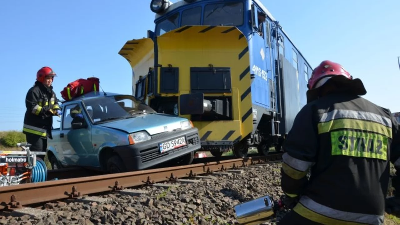 Pociąg - 30 km/h. Cinquecento - stoi na torach. Efekt robi wrażenie