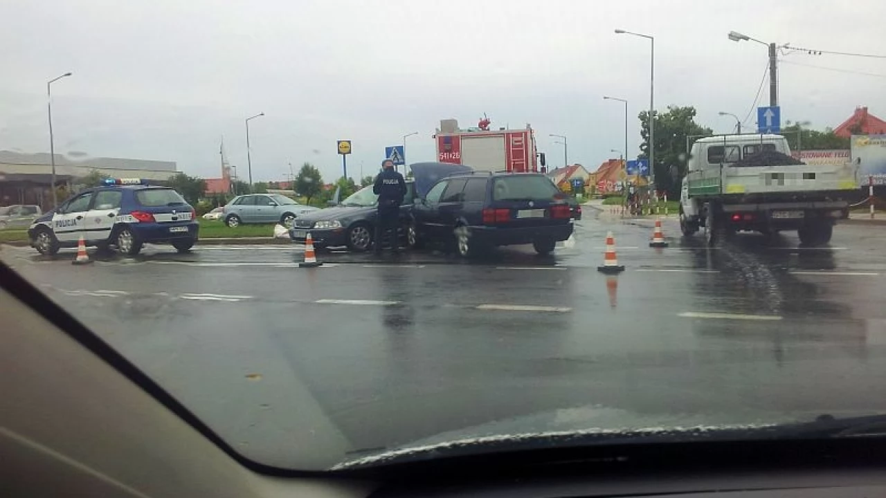 Wypadek na alei Solidarności - jedna osoba ranna