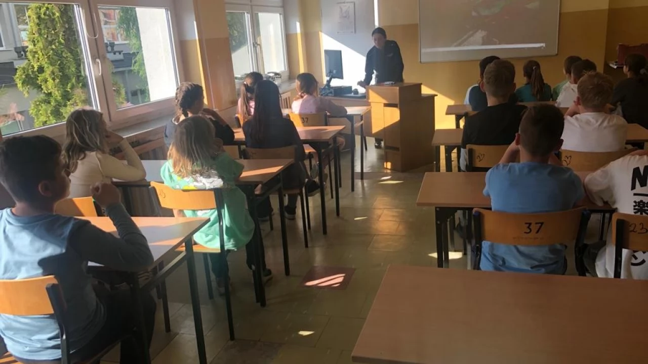 "Nie daj złapać się w sieć". Policjantka o niebezpieczeństwach internetu