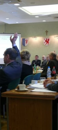 16 radnych było za przyjęciem uchwały, 4 wstrzymało się od głosu