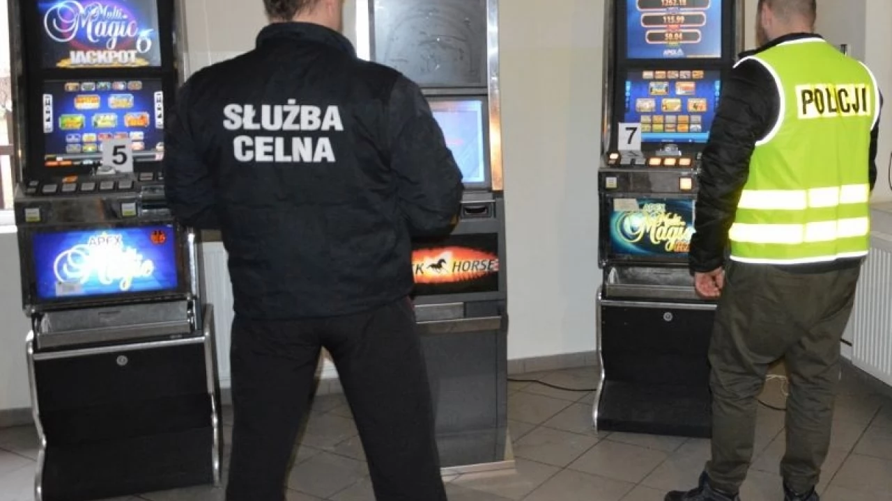 Policjanci z celnikami zabezpieczyli nielegalne automaty do gier