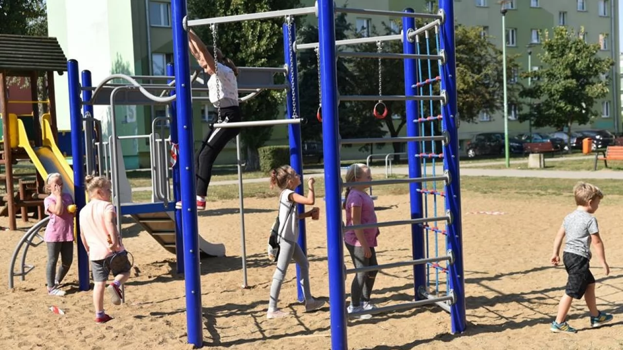 Nowe urządzenia na placach zabaw