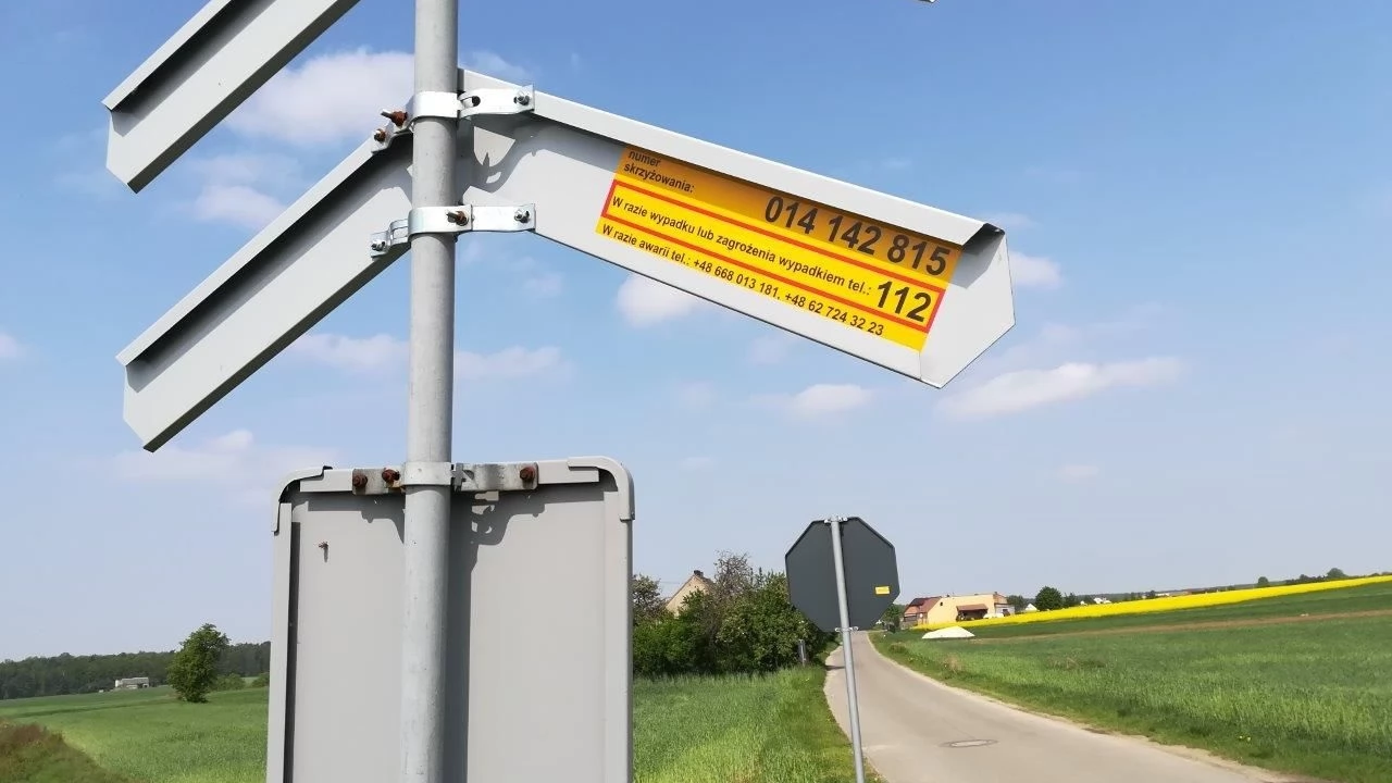 90% przejazdów już z żółtymi naklejkami PLK - także ten w Tczewie