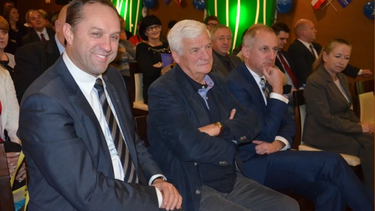 W rytm "Jeszcze będzie przepięknie" i w asyście rycerzy - konwencja PO