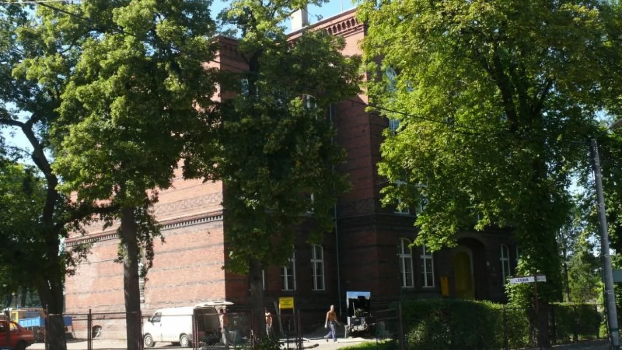 Uczniowie odpoczywają, ekipy wkraczają do szkół