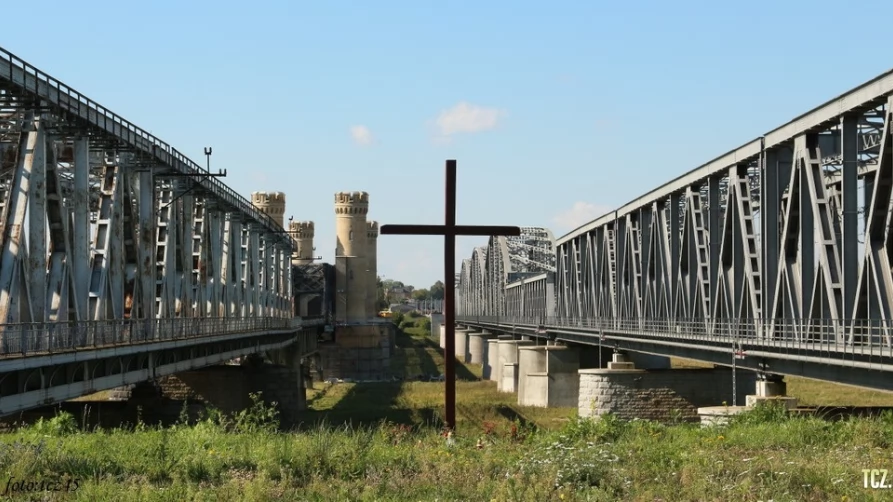 Krzyż pojawił się pomiędzy mostem drogowym a kolejowym