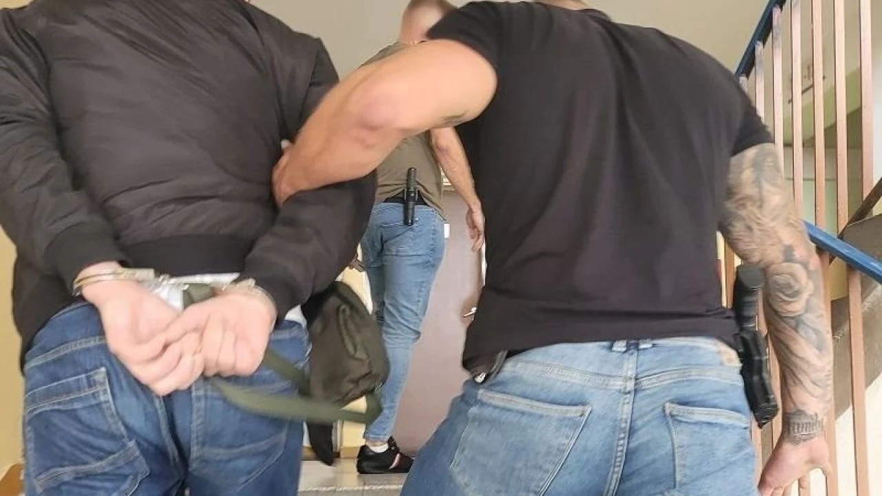 Chciał oszukać 80-latka, podając się za policjanta. Senior zadzwonił po prawdziwych mundurowych