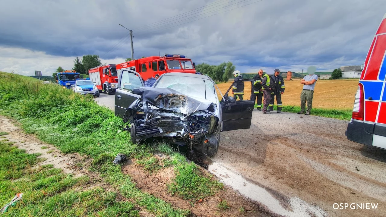 Osobówka uderzyła w drzewo - jedna osoba w szpitalu