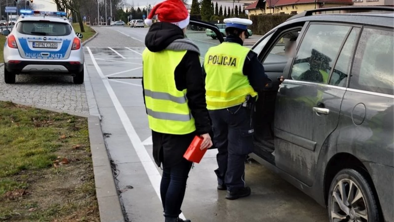 Policjanci rozdawali prezenty
