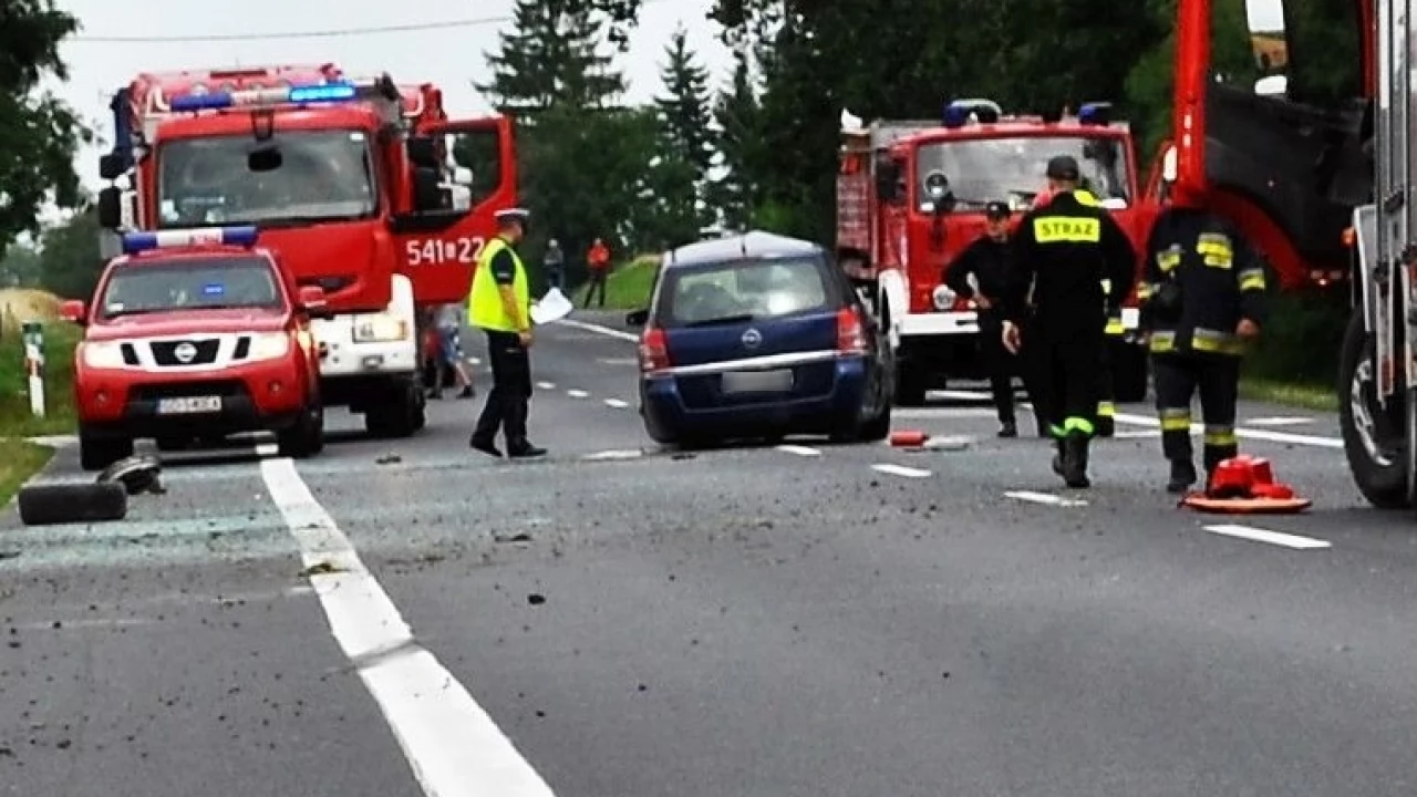 Dachowanie w Rudnie. Kierowca stracił panowanie nad pojazdem podczas wyprzedzania