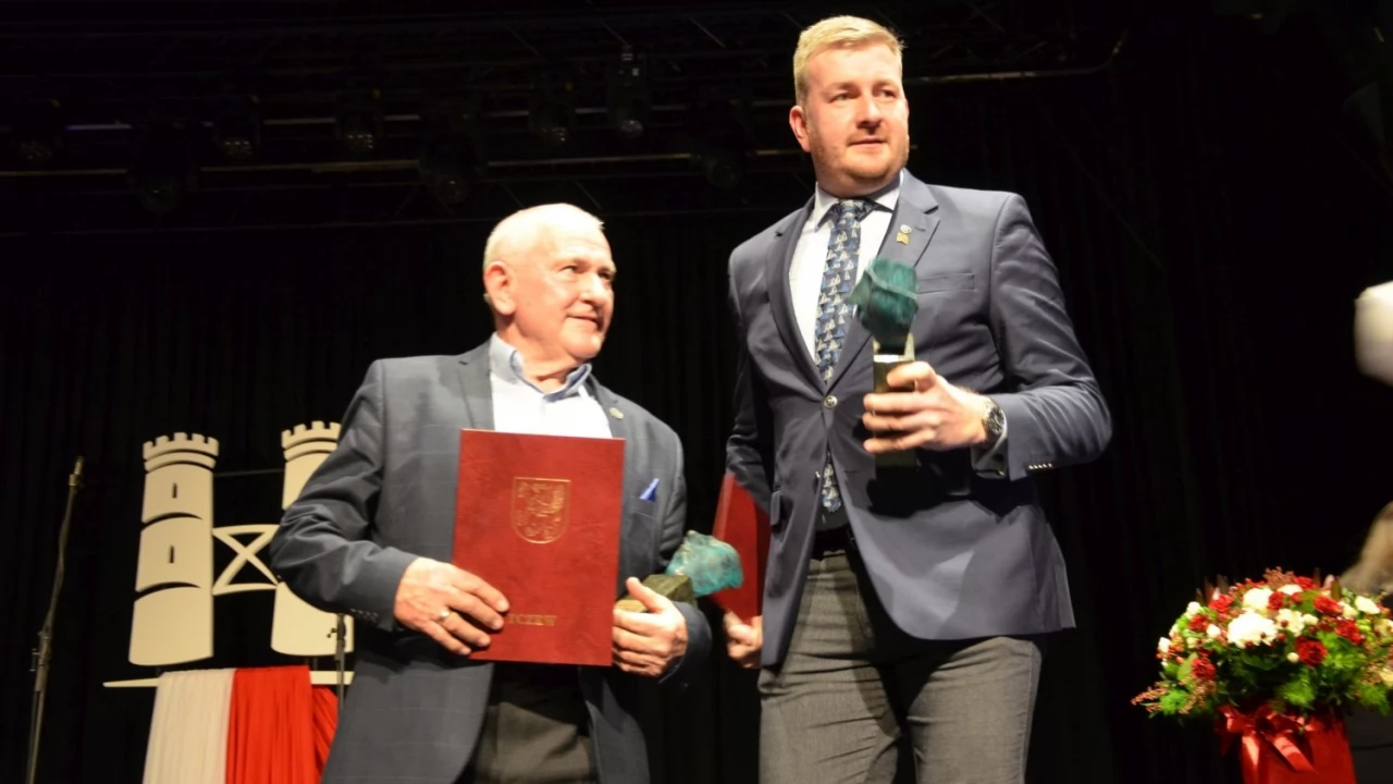 Józef Bejgrowicz i kapitan Maciej Sodkiewicz z tytułem Tczewianin Roku 2022