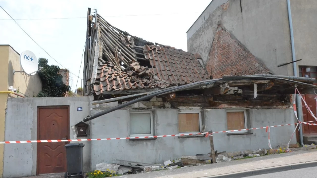 Ulica Czyżykowska. Zawalił się dach jednego z budynków